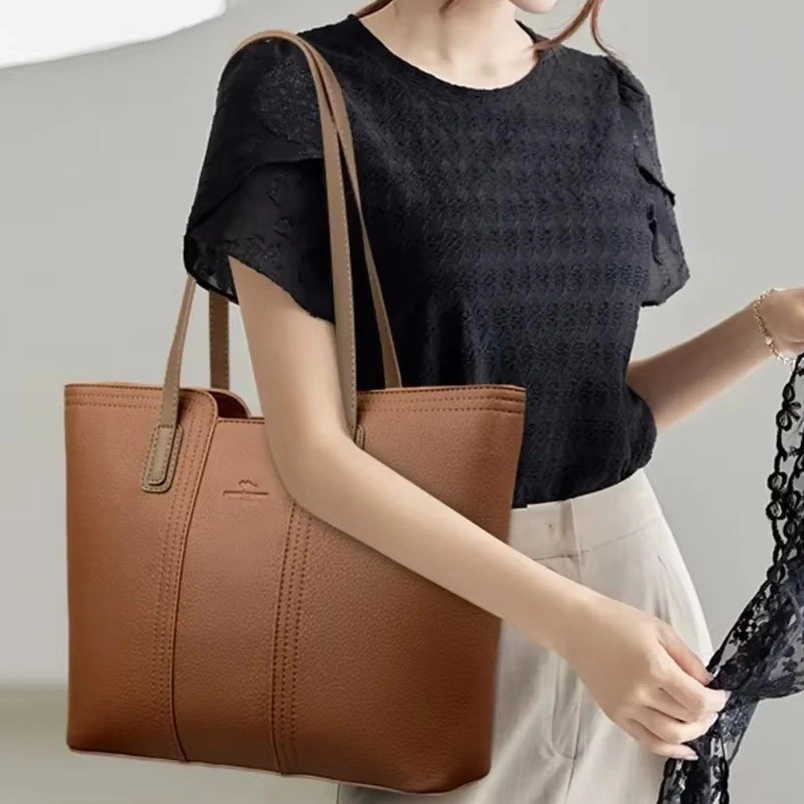 Stor shoppervaska i karamellbrunt med bekväma axelremmar. Modern tygväska för mamma med rymlig innerficka. Designa stilar för shopping och arbete !