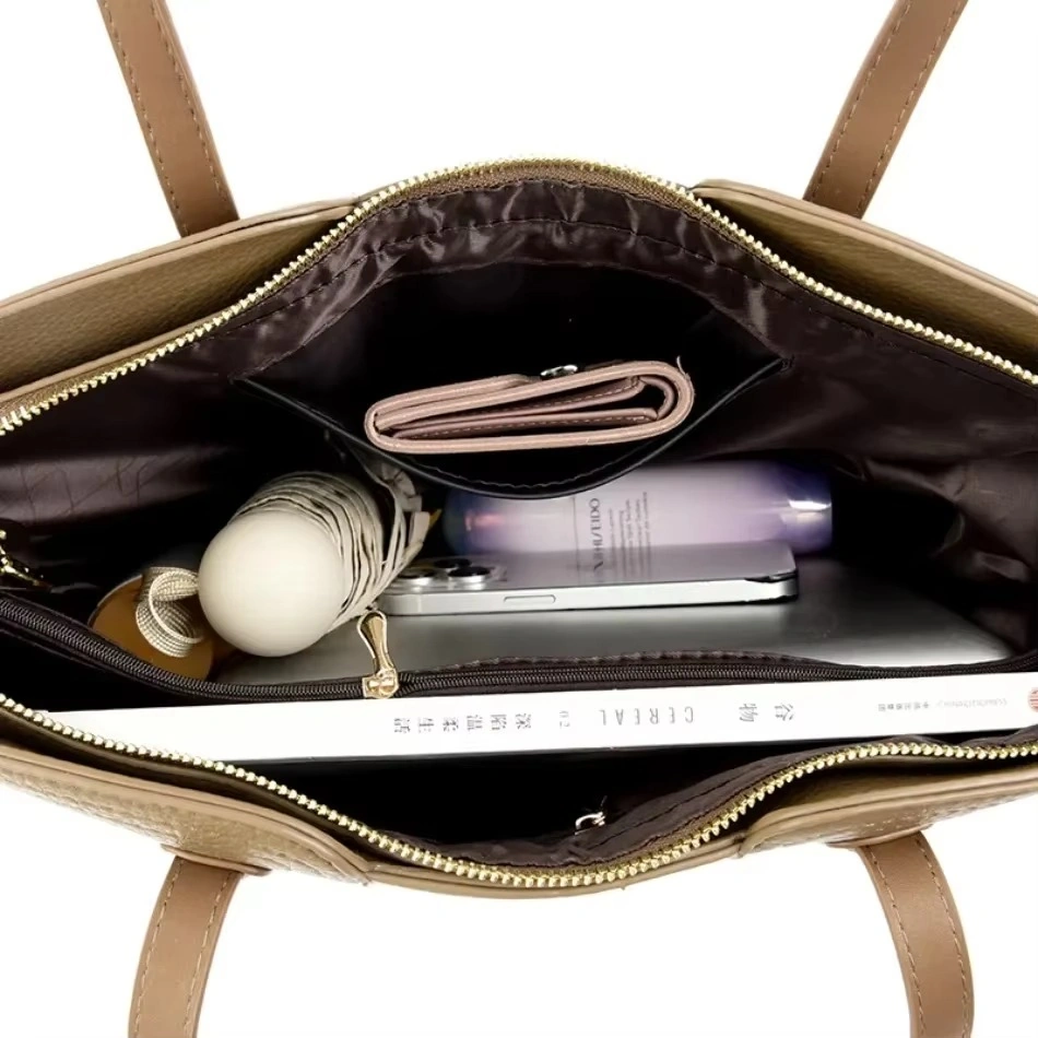 Modern blå shopperväska dam med extra rymlig insida. Smart dragkedja och fack som gör den idealisk för jobb, shopping och resor.