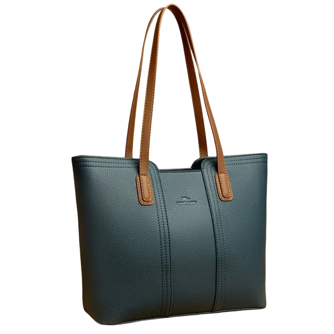 Moderiktig blå shopperväska bärs bekvämt över axeln. Rymlig design och slitstarkt material gör den idealisk för dagligt bruk.