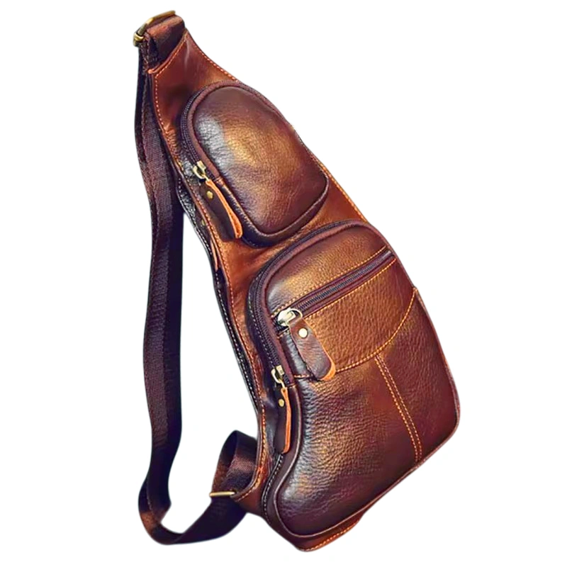 Klassisk brun axelremsväska för herr i slitstarkt konstläder. Perfekt för vardag, resa och arbete. Stilren design och flera fickor.