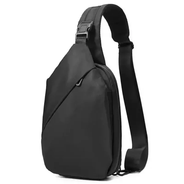 Svart crossbody-väska för herr i slingmodell med bred, justerbar axelrem och stilren front med dold dragkedja.