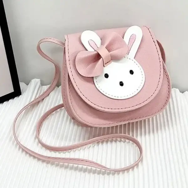 Rosa charmig handväska barn med mjuk rosett och tydligt kaninmotiv. Liten axelväska med justerbar rem och säker tryckknapp.
