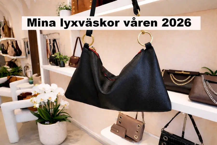 Lyxiga handväskor presenteras i en elegant butiksmiljö med moderna detaljer och stilren design, perfekt inspiration för vårens trender 2026.