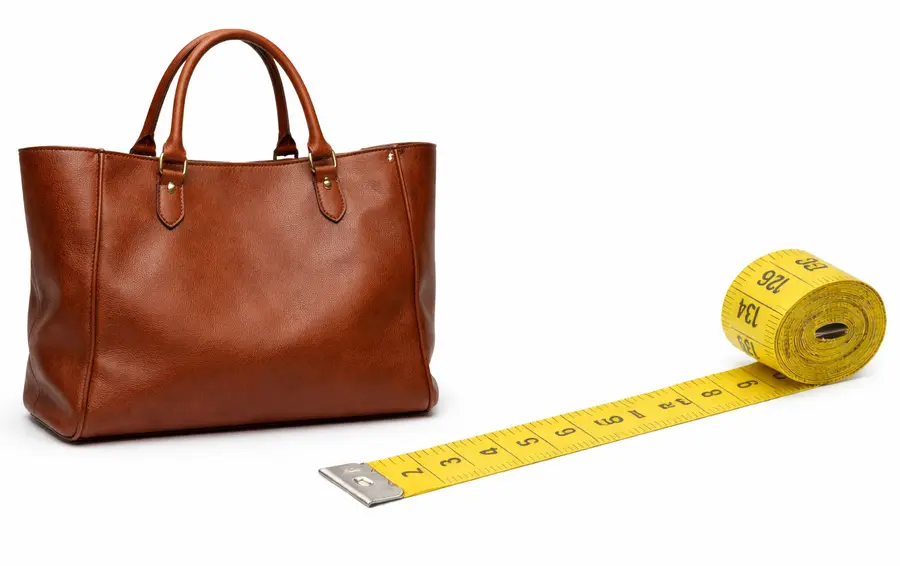 Brun handväska med måttband visar hur du mäter bredd höjd och djup enkelt och tydligt för att välja rätt storlek på din väska