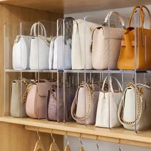 Organisera handväskor med hyllavdelare för tydlig struktur och stilren förvaring i garderoben.
