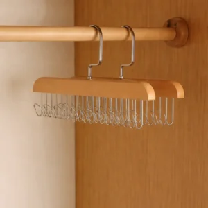 Använd galgar med krokar för att hänga handväskor och spara plats. Praktiskt och enkelt i alla garderober.